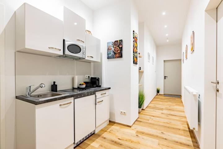 וינה Budget Rooms West With Shared Kitchen מראה חיצוני תמונה